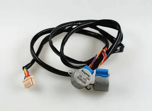 Elektrischer Motor mit Anschlusskabel und mehreren Leitungen, hergestellt von Remko. Einfache Bauform für mechanische Anwendungen.