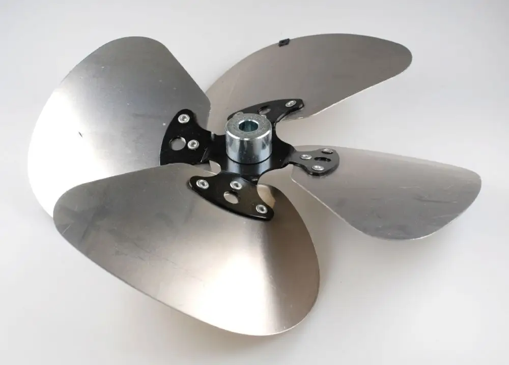 Remko-Ventilatorflügel mit vier metallischen Blättern, zentralem Aufnahmepunkt und montierbarem Design, geeignet für verschiedene Belüftungsanwendungen.