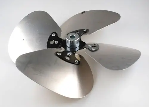 Remko-Ventilatorflügel mit vier metallischen Blättern, zentralem Aufnahmepunkt und montierbarem Design, geeignet für verschiedene Belüftungsanwendungen.