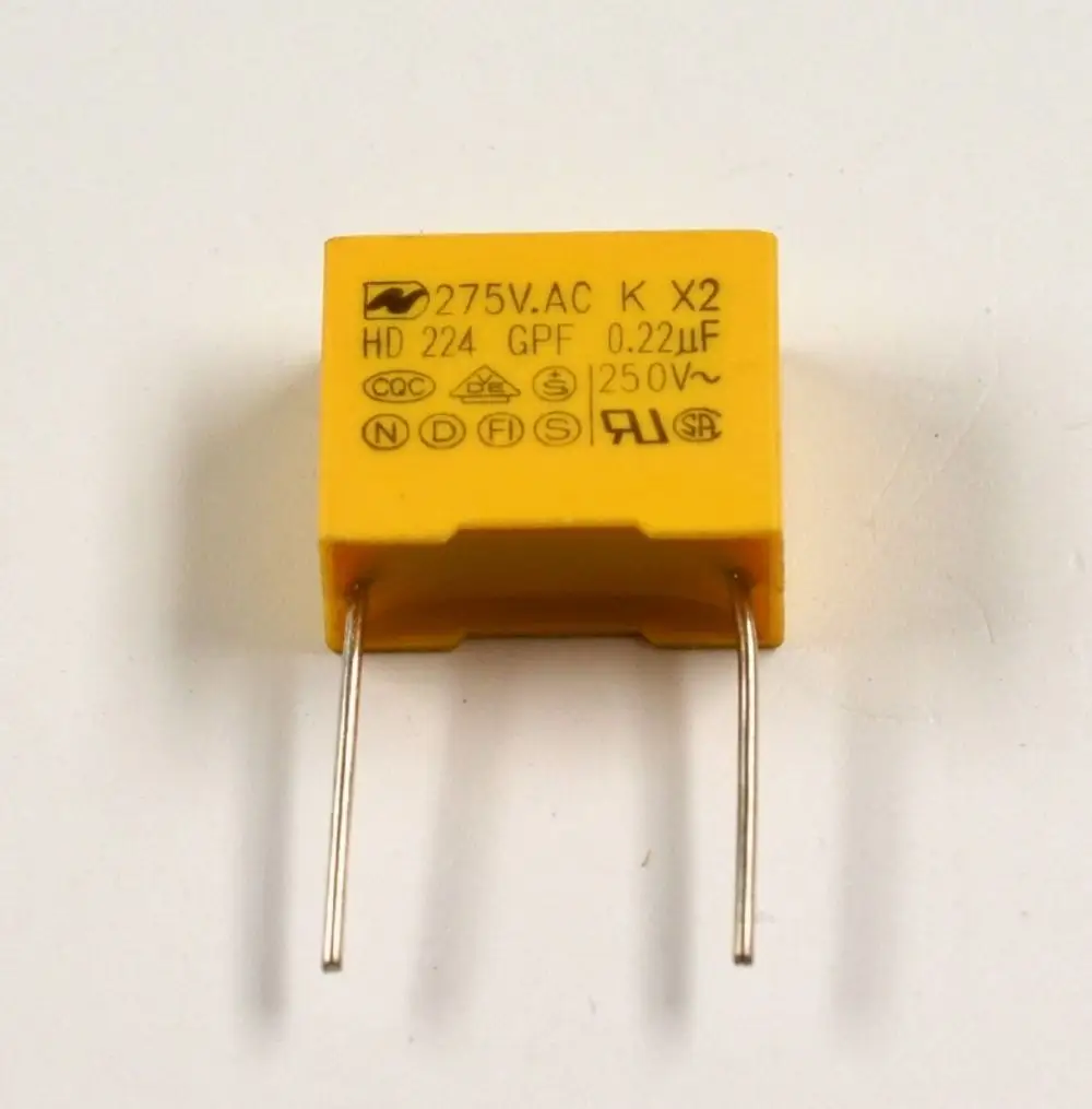 Gelber X2-Kondensator mit zwei Anschlussdrähten, spezifische Werte sind auf dem Gehäuse aufgedruckt. Produkt von Remko, geeignet für elektrische Anwendungen.