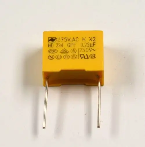 Gelber X2-Kondensator mit zwei Anschlussdrähten, spezifische Werte sind auf dem Gehäuse aufgedruckt. Produkt von Remko, geeignet für elektrische Anwendungen.