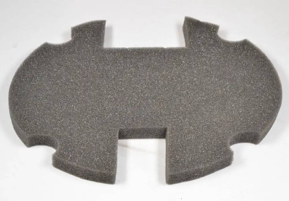 Schwarze Schaumstoffeinlage mit speziellen Aussparungen, hergestellt von Remko, zur Schalldämmung oder als Schutzpolster für Produkte oder Geräte.