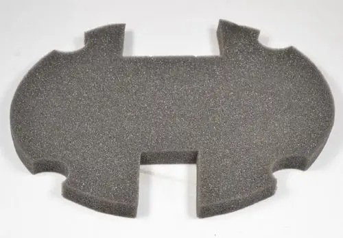 Schwarze Schaumstoffeinlage mit speziellen Aussparungen, hergestellt von Remko, zur Schalldämmung oder als Schutzpolster für Produkte oder Geräte.