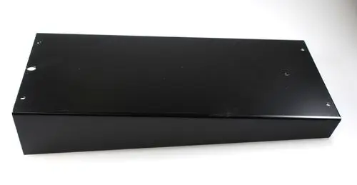 Schwarzes, rechteckiges Metallblech mit mehreren Löchern, gefertigt von Remko. Geeignet für verschiedene Anwendungen, möglicherweise als Basis- oder Verkleidungselement.