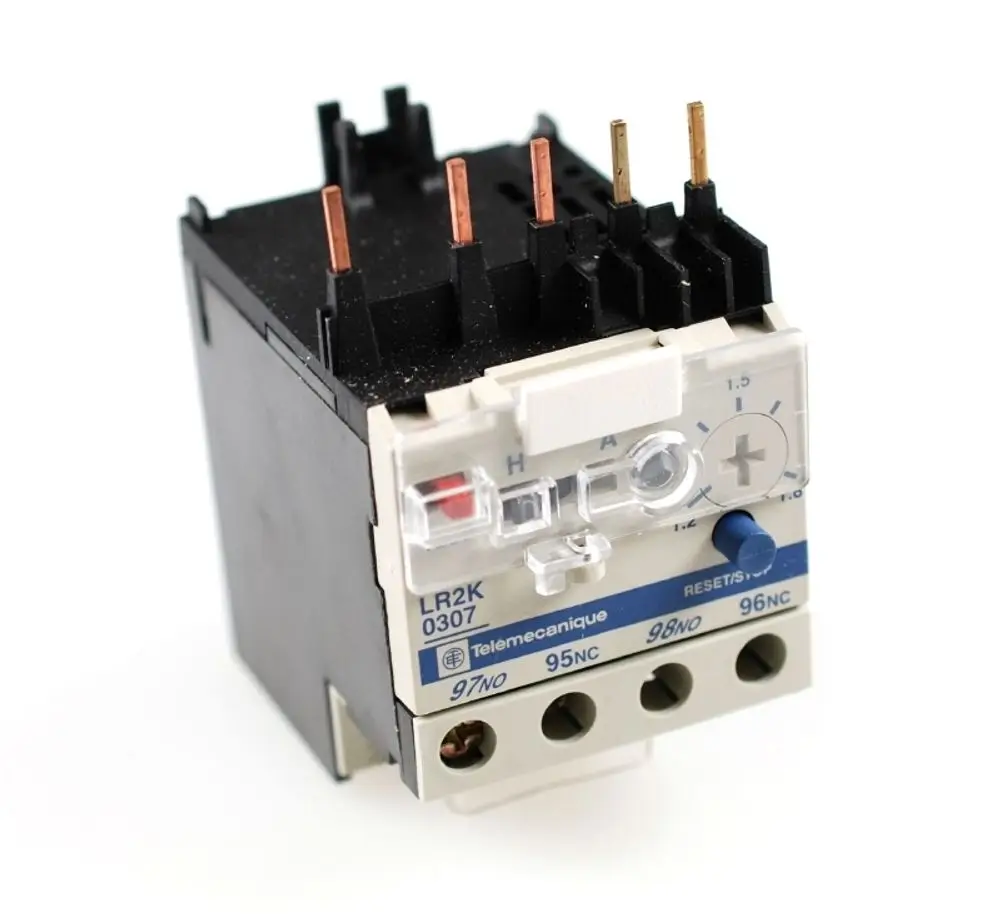 Überstromrelais von Remko mit mehreren Anschlussklemmen und einem Resetmechanismus, zur Sicherstellung einer sicheren Stromüberwachung in elektrischen Anlagen.