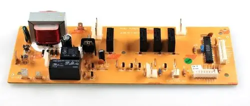 Steuerplatine in orangefarbener Ausführung, mit verschiedenen elektronischen Bauteilen, Relais und Anschlüssen, verwendet in Produkten der Marke Remko.