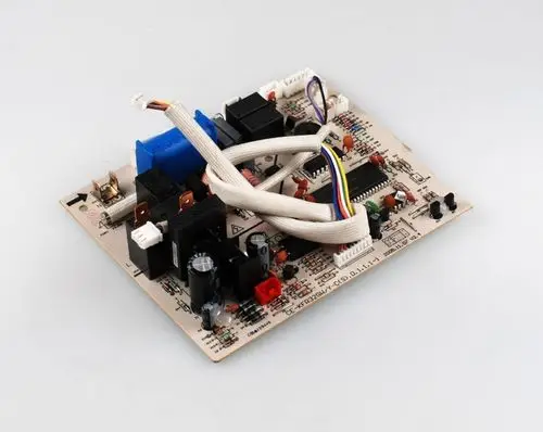 Steuerplatine mit mehreren Bauteilen, darunter Relais und Kondensatoren, auf Leiterplatte. Hergestellt von Remko, geeignet für elektronische Steuerungen.