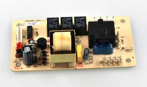 Netzplatine mit verschiedenen elektronischen Bauteilen, darunter Relais und Kondensatoren, hergestellt von Remko. Die Platine ist für elektrische Anwendungen konzipiert.