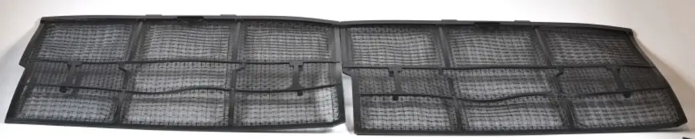Zwei schwarze Luftfilter mit einem Gitterdesign, passend für Anwendungen von Remko. Sie sind rechteckig und aufgeklappt angeordnet.