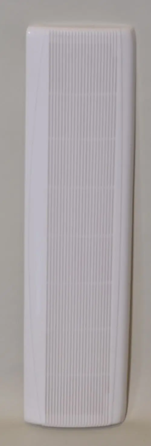 Weißes Ansauggitter von Remko mit vertikalen Rillen, montiert an einer hellen Wand. Das Gitter hat eine schlanke, rechteckige Form.
