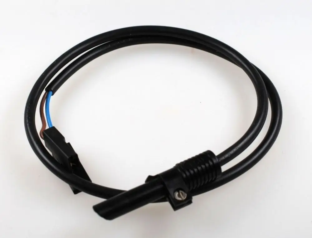 Schwarzes Kabel mit Stecker und Sensor für eine Fotozelle, hergestellt von Remko. Das Kabel hat zwei Adern in unterschiedlichen Farben.