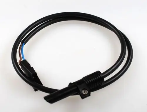 Schwarzes Kabel mit Stecker und Sensor für eine Fotozelle, hergestellt von Remko. Das Kabel hat zwei Adern in unterschiedlichen Farben.