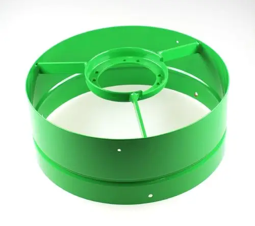 Grünes Ventilatorgehäuse mit zentralem Loch und Verstrebungen, hergestellt von Remko. Sieht aus wie ein Bestandteil eines Ventilationssystems.