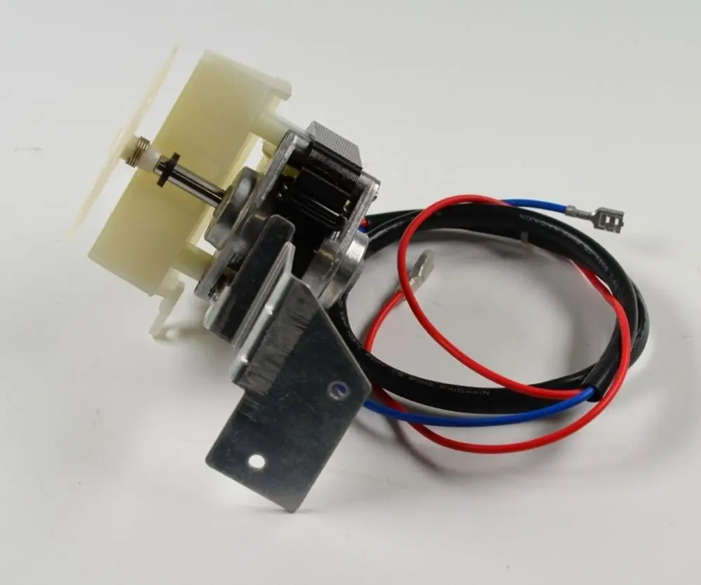 Kompakte Kondensatpumpe von Remko mit metallischem Gehäuse und motorisiertem Antrieb. Kabel in rot, schwarz und blau sichtbar, Anschlussleisten vorhanden.