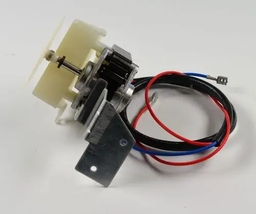 Kompakte Kondensatpumpe von Remko mit metallischem Gehäuse und motorisiertem Antrieb. Kabel in rot, schwarz und blau sichtbar, Anschlussleisten vorhanden.