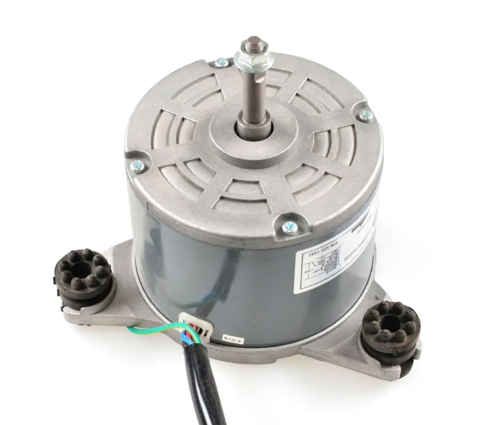 Ventilatormotor von Remko mit sichtbarem Anschluss und Schraubverbindung, geeignet für technische Anwendungen. Der Motor hat eine runde Form und eine zentrale Achse.