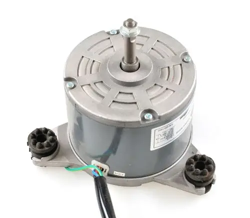 Ventilatormotor von Remko mit sichtbarem Anschluss und Schraubverbindung, geeignet für technische Anwendungen. Der Motor hat eine runde Form und eine zentrale Achse.