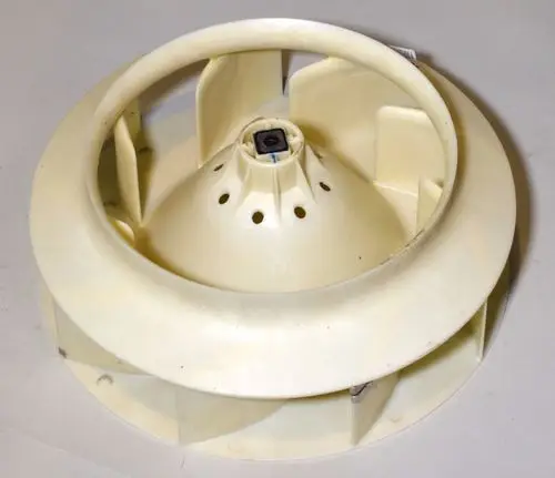 Remko Ventilatorflügel mit einer runden Form und mehreren Schaufeln. Die Oberfläche ist hell und zeigt charakteristische Belüftungslöcher in der Mitte.