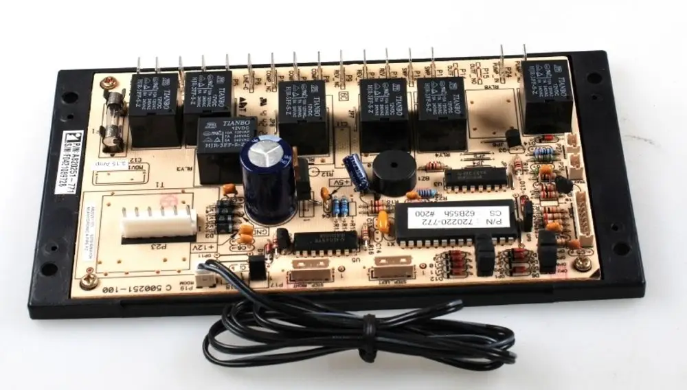 Platinenmodul mit mehreren Relais, integriertem kondensator und verschiedenen elektronischen Bauteilen. Hersteller: Remko. Geeignet für Steuerungsanwendungen.