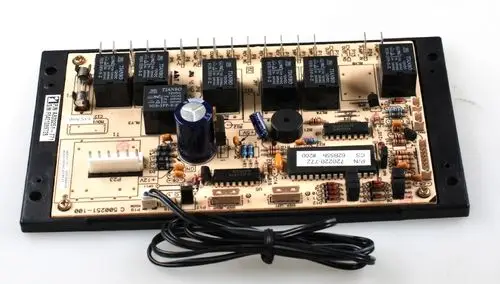 Platinenmodul mit mehreren Relais, integriertem kondensator und verschiedenen elektronischen Bauteilen. Hersteller: Remko. Geeignet für Steuerungsanwendungen.
