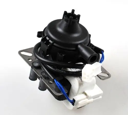 Kompakte Kondensatpumpe von Remko mit mehreren Anschlüssen und Kabel für elektrische Verbindung, montiert auf einer Metallbasis.