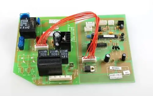 Steuerplatine von Remko mit mehreren Relais und Anschlussklemmen, bestückt mit verschiedenen elektronischen Komponenten und Kabelverbindungen.