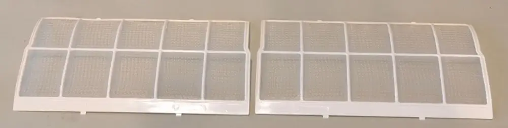 Zwei Luftfilter von Remko, rechteckig mit Gitterstruktur, nebeneinander auf einer neutralen Fläche.