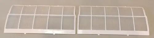 Zwei Luftfilter von Remko, rechteckig mit Gitterstruktur, nebeneinander auf einer neutralen Fläche.