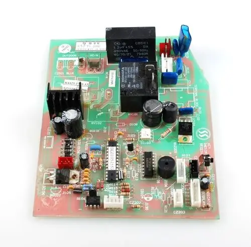 Steuerplatine mit verschiedenen Bauteilen wie Widerständen, Kondensatoren und Relais. Hersteller ist Remko. Platine im typischen Layout für elektronische Steuerungen.