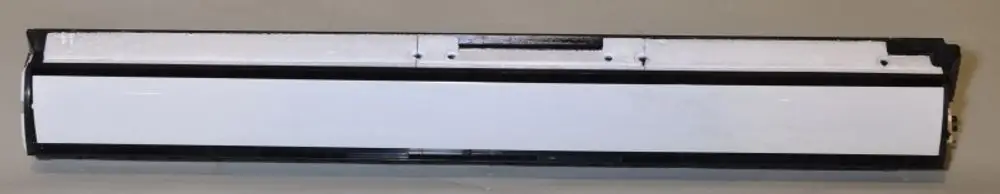Kondensatwanne von Remko in schwarzer und weißer Ausführung, die für die Ableitung von Kondensat in Klimaanlagen eingesetzt wird.