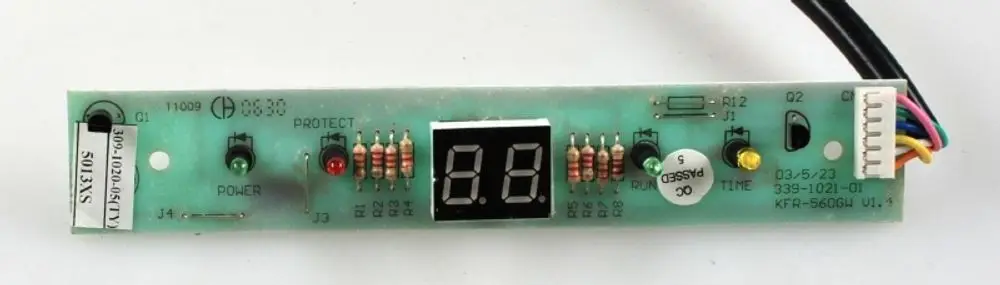 Anzeigeplatine von Remko mit LED-Display und mehreren Bedienelementen. Enthält grüne und rote Leuchten sowie Anschlussstellen auf einer bedruckten Leiterplatte.