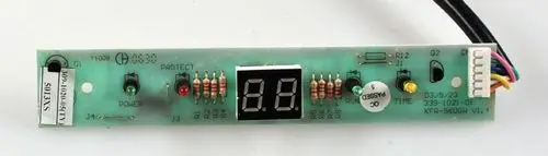 Anzeigeplatine von Remko mit LED-Display und mehreren Bedienelementen. Enthält grüne und rote Leuchten sowie Anschlussstellen auf einer bedruckten Leiterplatte.