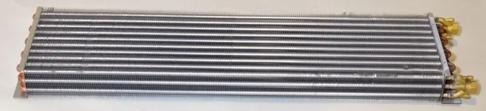 Lamellentauscher von Remko mit mehreren parallel verlaufenden Metallrippen und Kupferanschlüssen, geeignet für Wärmeübertragungssysteme.