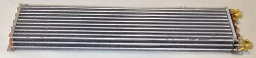 Lamellentauscher von Remko mit mehreren parallel verlaufenden Metallrippen und Kupferanschlüssen, geeignet für Wärmeübertragungssysteme.
