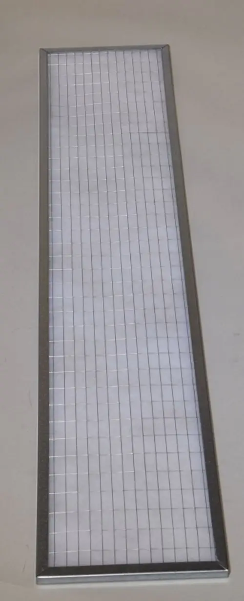 Luftfilter mit einem rechteckigen Rahmen und Gitterstruktur, hergestellt von Remko, für den Einsatz in Luftsystemen. Das Filtermaterial hat ein weißes Erscheinungsbild.
