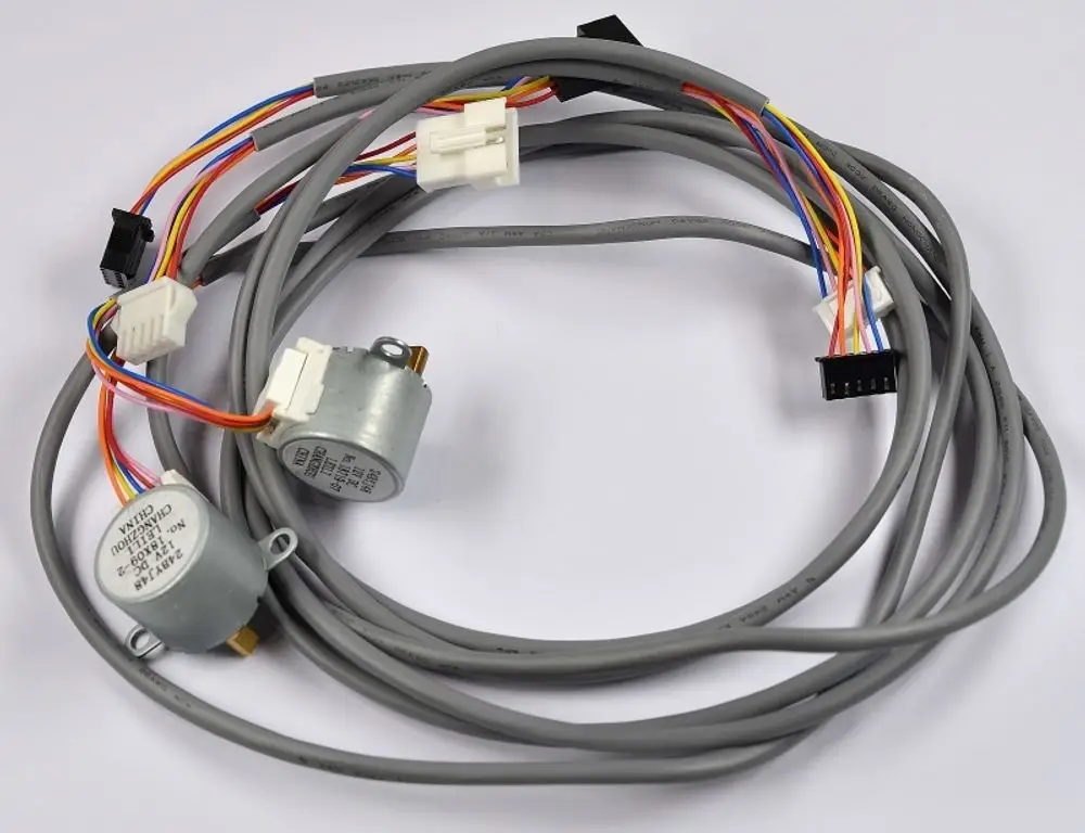 Kabelbaum mit mehreren Leitungen und Steckverbindern, zwei Motoren und farbcodierten Drähten. Produkt von Remko, geeignet für verschiedene Anwendungen im Bereich der Antriebstechnik.