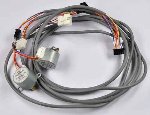 Kabelbaum mit mehreren Leitungen und Steckverbindern, zwei Motoren und farbcodierten Drähten. Produkt von Remko, geeignet für verschiedene Anwendungen im Bereich der Antriebstechnik.