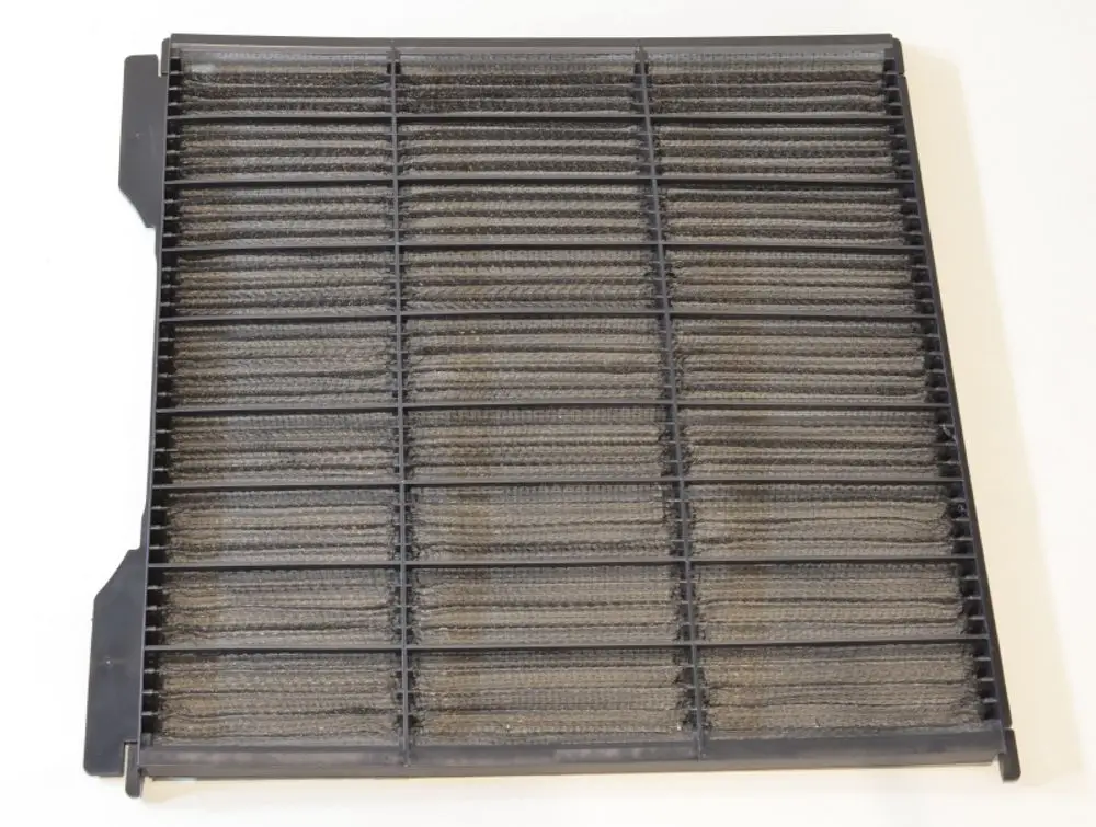 Luftfilter der Marke Remko, flaches, rechteckiges Design mit mehreren horizontalen Lamellen, sichtbar verschmutzt. Ideal für die Luftfilterung in HVAC-Anlagen.