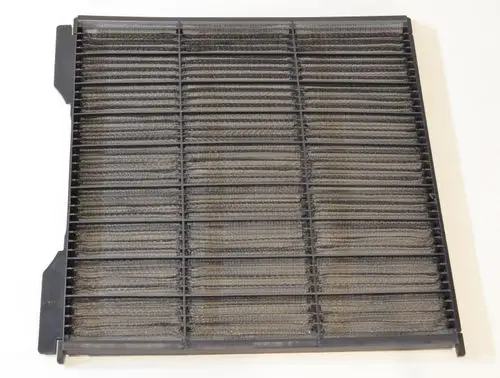 Luftfilter der Marke Remko, flaches, rechteckiges Design mit mehreren horizontalen Lamellen, sichtbar verschmutzt. Ideal für die Luftfilterung in HVAC-Anlagen.