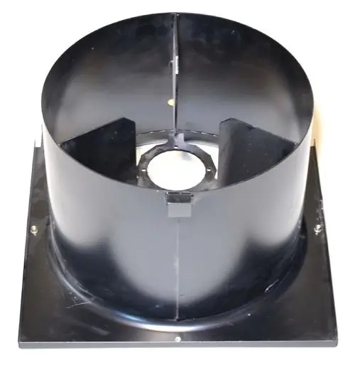 Schwarzes Ventilatorgehäuse mit einer runden Öffnung in der Mitte und mehreren vertikalen Spalten, hergestellt von Remko. Die Basis ist quadratisch und hat Befestigungslöcher.