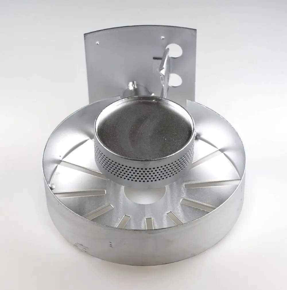 Gasbrenner aus Metall in runder Form mit zentralem Loch und mehreren Lüftungsschlitzen. Teil eines handbetriebenen Systems, hergestellt von Remko.