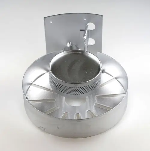 Gasbrenner aus Metall in runder Form mit zentralem Loch und mehreren Lüftungsschlitzen. Teil eines handbetriebenen Systems, hergestellt von Remko.