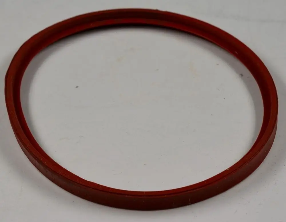 Runde Dichtung aus rotem Material, mit glatter Oberfläche. Geeignet für Abdichtungsanwendungen, möglicherweise von der Marke Remko.