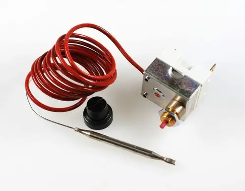 Sicherheitsthermostat mit rotem Draht und Edelstahlfühler, hergestellt von Remko, zur Temperaturregelung in Heizsystemen oder ähnlichem Anwendung.
