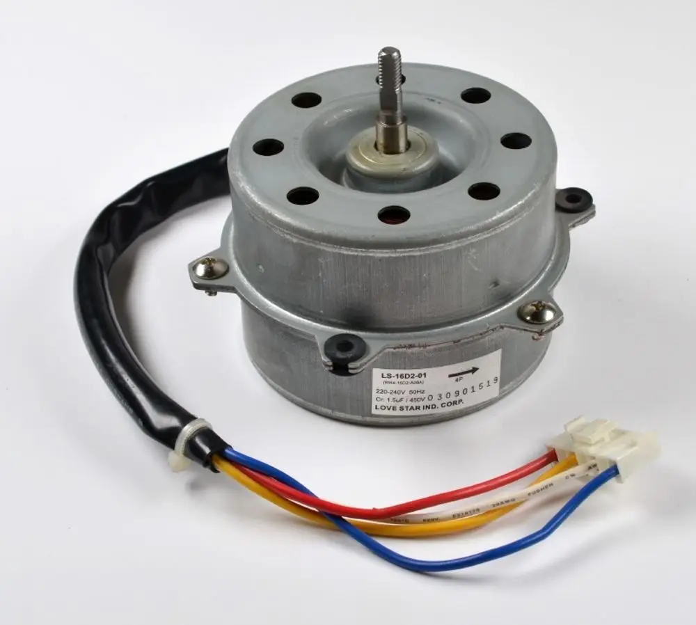Ventilatormotor mit Metallgehäuse und mehreren Anschlusskabeln in verschiedenen Farben, hergestellt von Remko.
