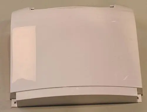 Weißes, flaches Gehäuse mit einer glatten Oberfläche, möglicherweise Teil eines Heizsystems von Remko. Montagemöglichkeiten an den Seiten erkennbar.