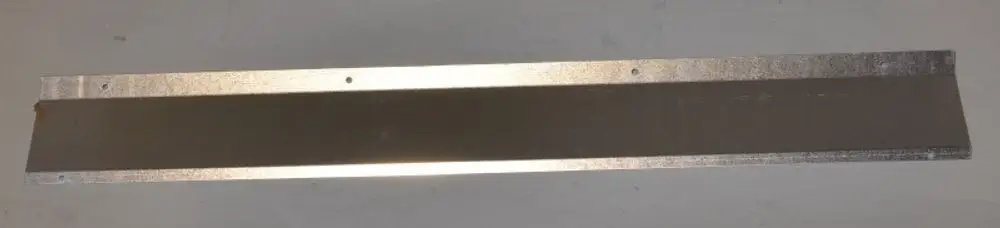 Metallisches Luftleitblech von Remko, rechteckig, mit zwei Bohrungen an den Enden und einer glatten Oberfläche.