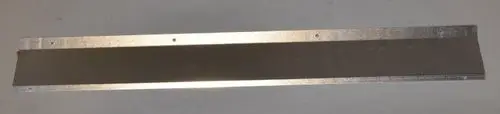 Metallisches Luftleitblech von Remko, rechteckig, mit zwei Bohrungen an den Enden und einer glatten Oberfläche.