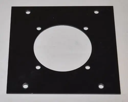 Schwarzes Metallblech mit kreisförmiger Öffnung in der Mitte und mehreren Befestigungslöchern, geeignet für die Montage von Ventilatoren, Marke Remko.