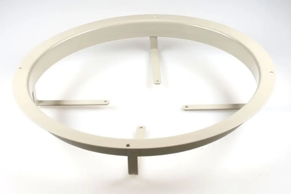 Halterung aus Metall in Ovalform mit mehreren Befestigungsarmen. Produkt von Remko, geeignet zur Montage eines Ventilatormotors in der entsprechenden Anwendung.